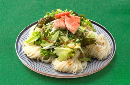 アレンジレシピ みょうがや青じそ香るシャキシャキサラダそうめんの盛り付け写真