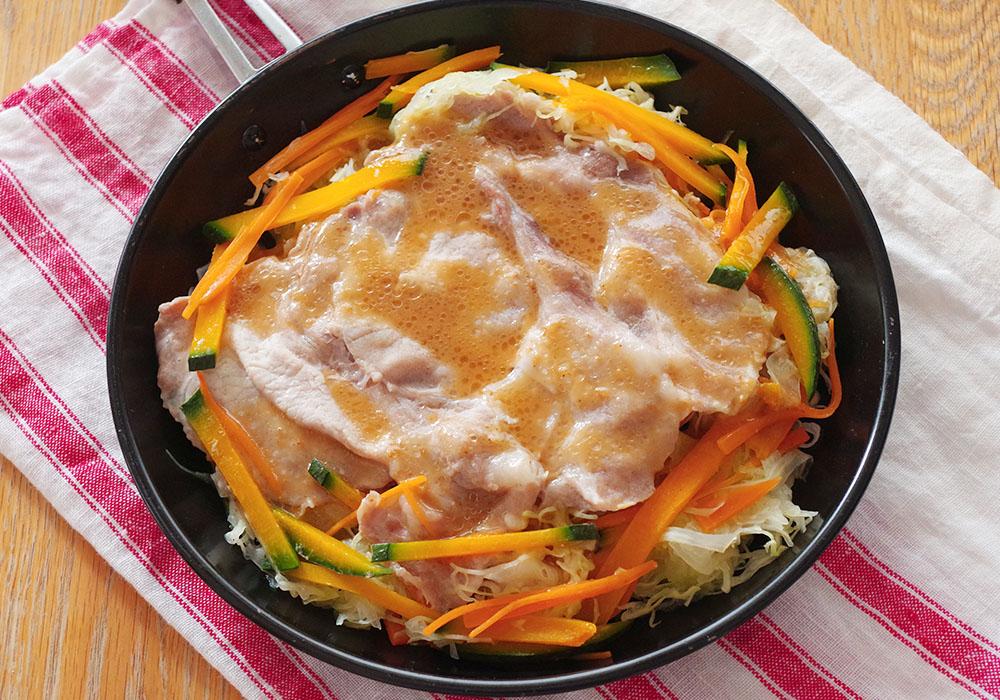 千切り野菜と豚肉のフライパン蒸しの写真