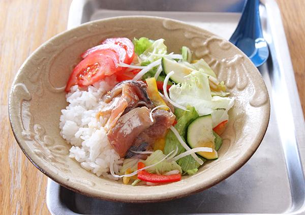 あじと夏野菜のサラダのっけ丼