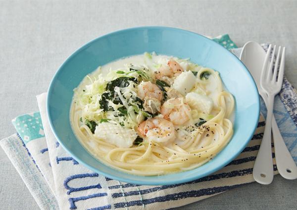 レンジで作るキャベツとシーフードの夜食スープパスタ