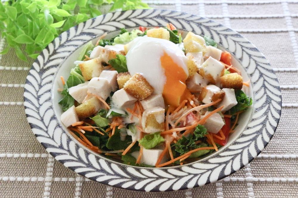 注目の野菜「ケール」を使用した彩りあるサラダ 「ケールが入っ