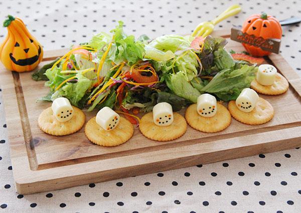 チーズクラッカーおばけのハロウィンサラダ