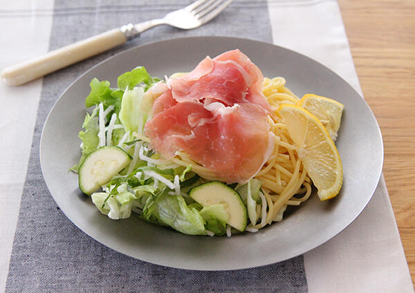 夏野菜と生ハムの冷製パスタレモン味