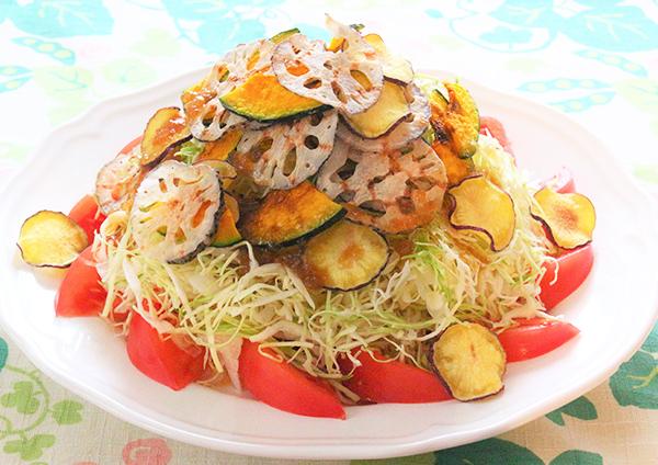 パリパリ野菜チップスと千切りキャベツのサラダ