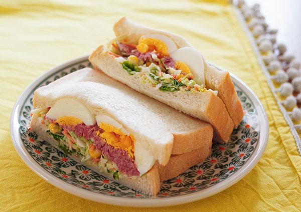 ゆでたまごと春キャベツサラダとコンビーフのサンドイッチ