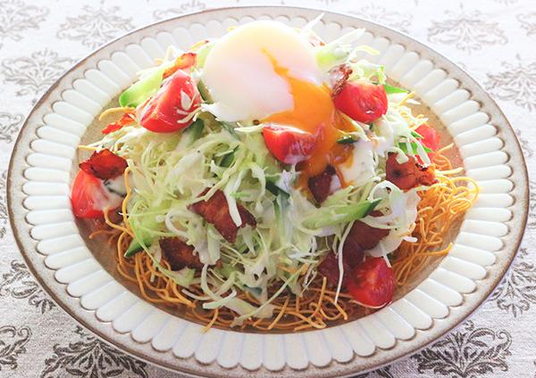 とろ～りたまごのシーザーサラダ風パリパリ麺