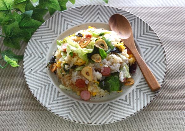レタスとソーセージのガーリック炒飯