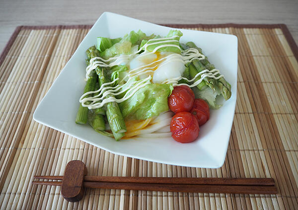 グリーンアスパラガスのサラダうどん