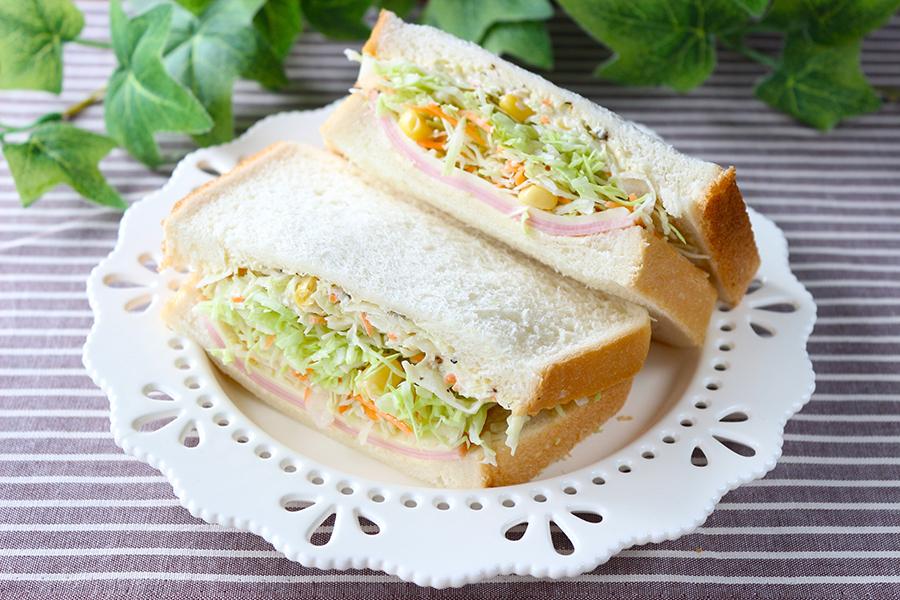 ハムチーズとコーンミックスサラダのサンドイッチ