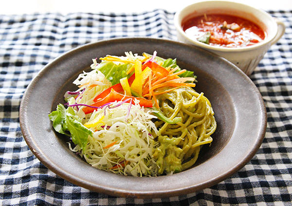 緑黄色野菜とアボカドのサラダパスタとトマト野菜スープ