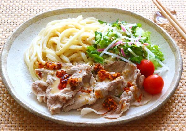 食べるラー油の豚しゃぶサラダうどん