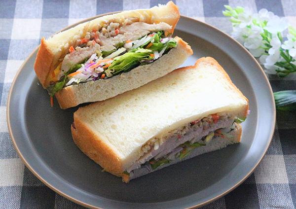 チキンとごぼうサラダの和風サンドイッチ