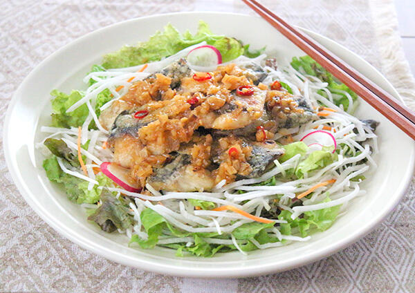 香味野菜だれで食べる焼きサバのサラダ