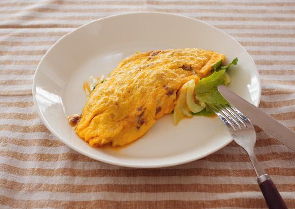 レタスとひき肉のオムレツ