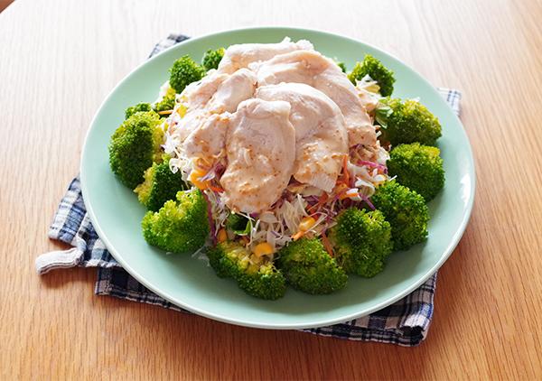 鶏むね肉とブロッコリーのフライパン蒸しサラダ