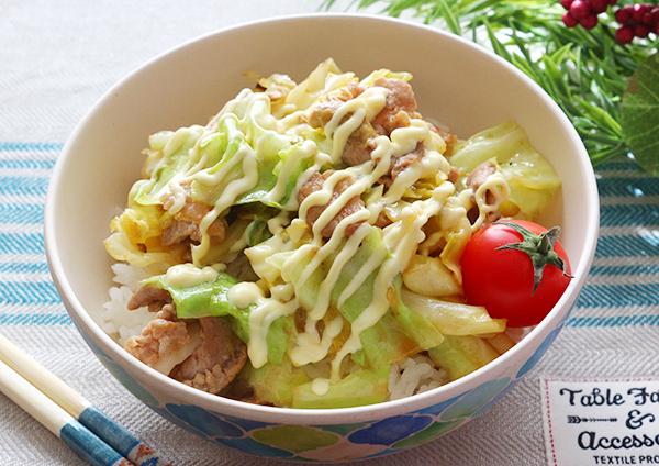 ペパーしょうゆの豚キャベツ丼