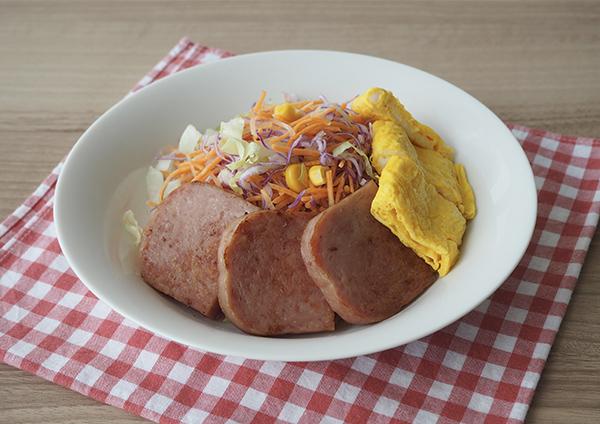 ポークたまごと津堅島産にんじんのサラダプレート