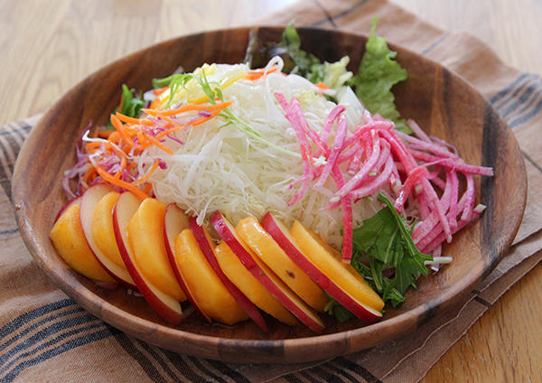 赤紫の野菜ミックスと果物のサラダ