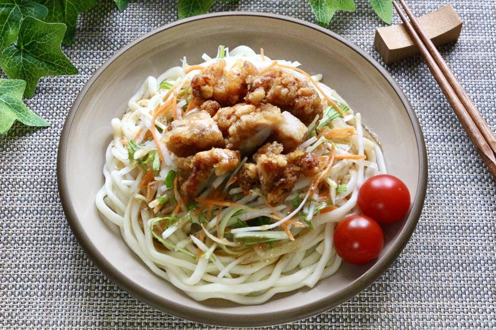 鶏唐揚げとシャキシャキ野菜のサラダうどん