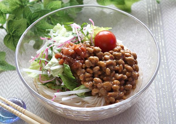 青じそ香る納豆と梅干しのサラダそうめん