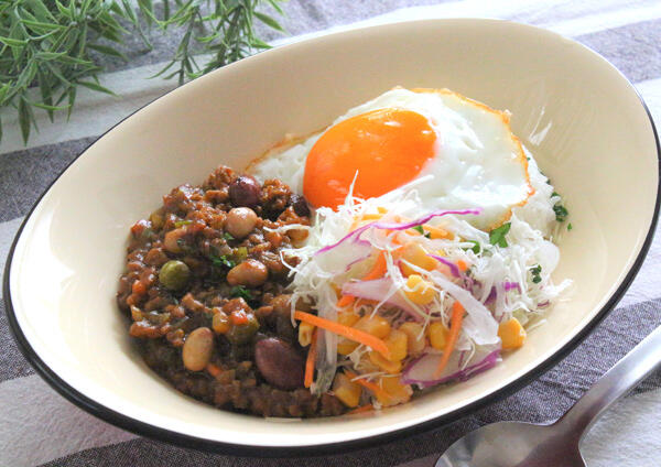 サラダと食べる豆入りキーマカレー（目玉焼き有）