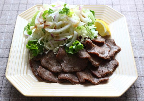 牛タンで食べる玉ねぎたっぷりサラダ