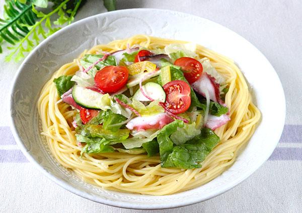 セロリが香る夏野菜とたこのサラダパスタ