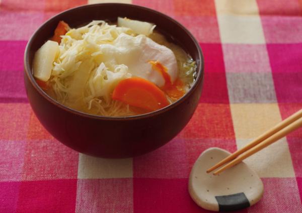 千切りキャベツと冬野菜のおみそ汁