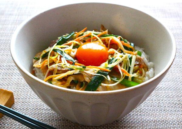 野菜たっぷり豚ニラ丼