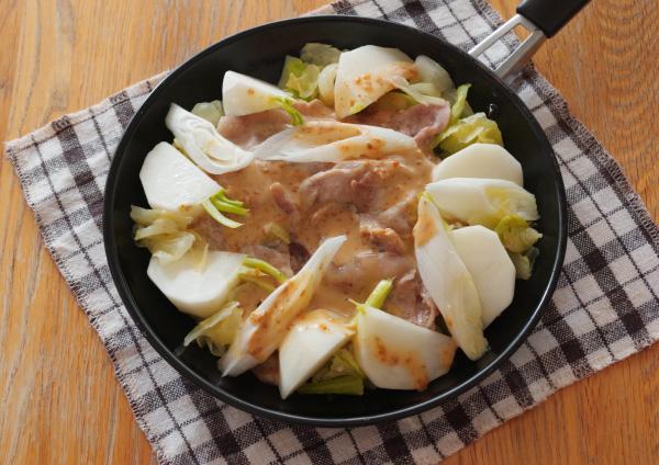 キャベツと豚肉と白い冬野菜のフライパン蒸し