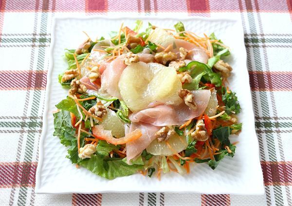 生ハムとグレープフルーツの緑黄色野菜サラダ