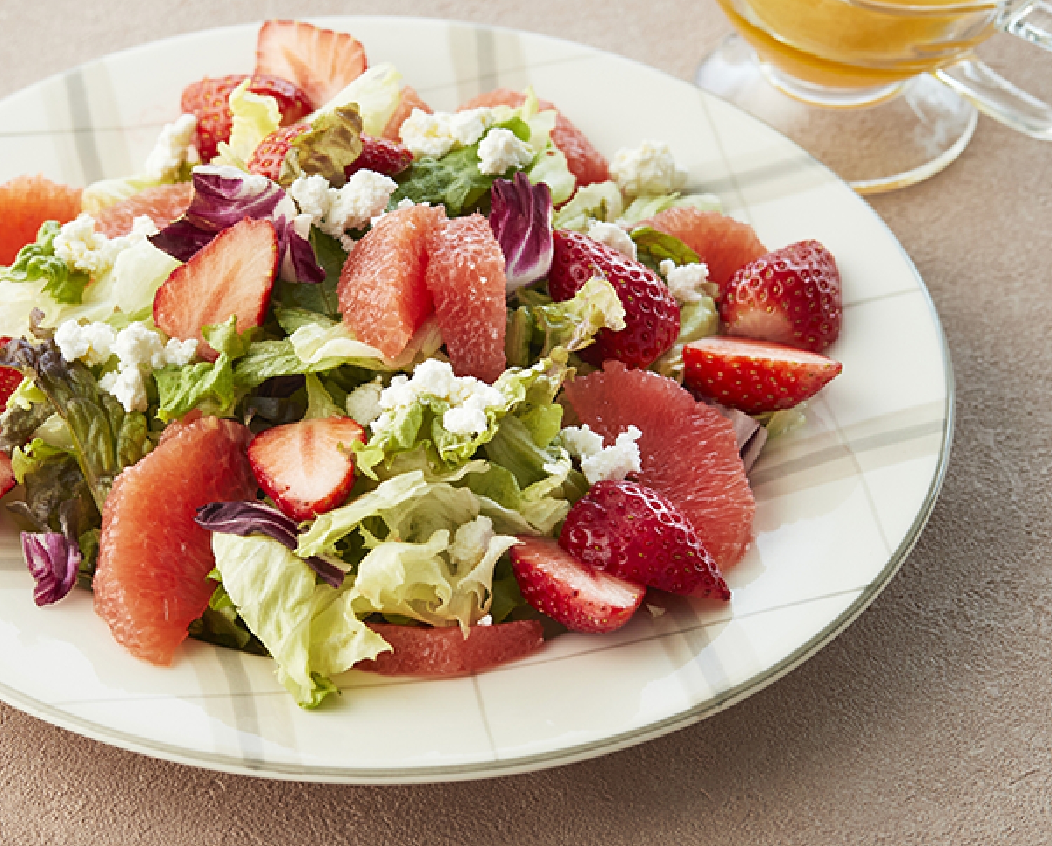 たっぷりフルーツの春サラダ 写真