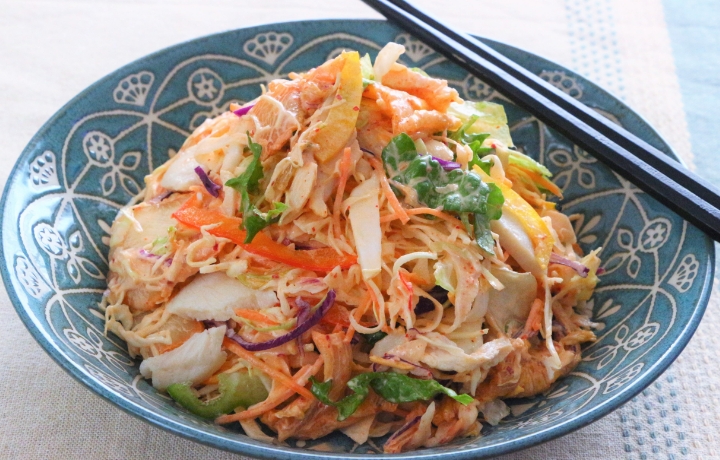 緑黄色野菜とチキンのキムチマヨ和えサラダ 写真