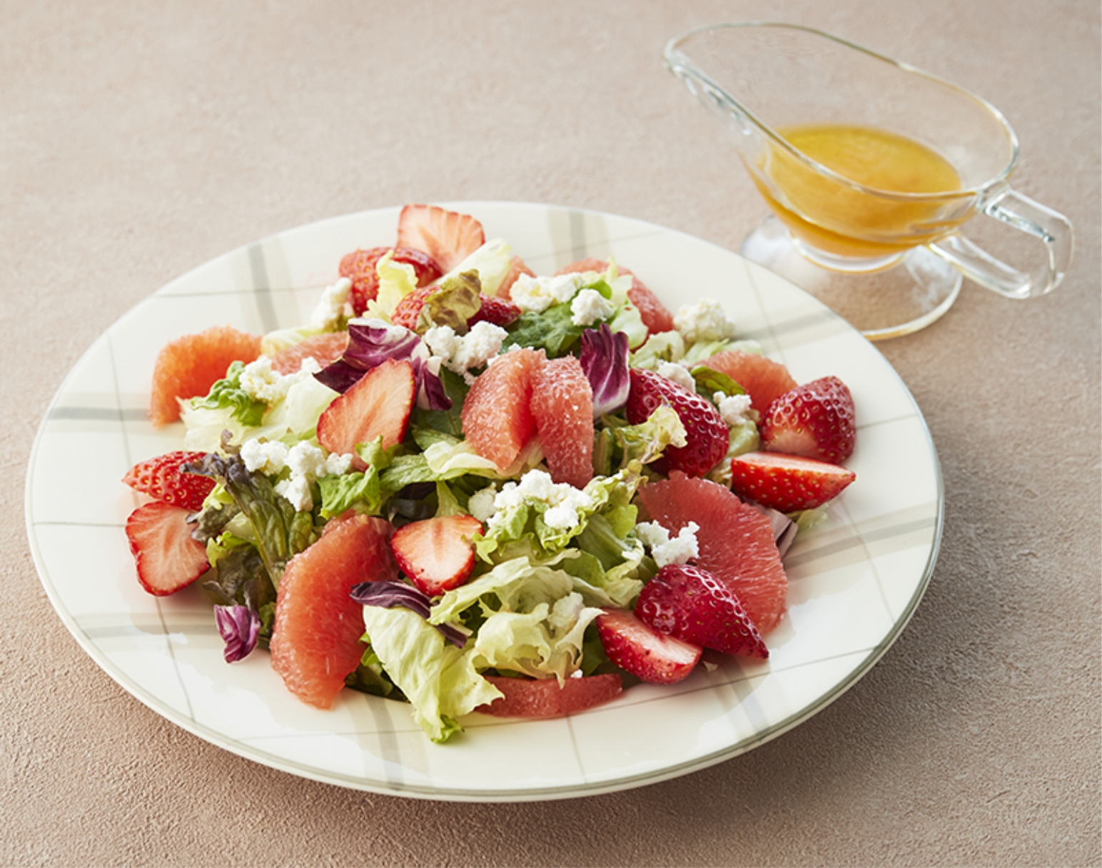 たっぷりフルーツの春サラダ 写真