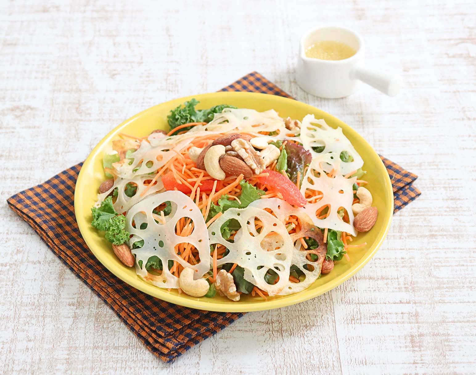 焼きれんこんとナッツの緑黄色野菜サラダ 写真